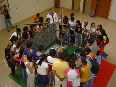 Estudandes visitando o Reator TRIGA IPR R1 em 2004.jpg